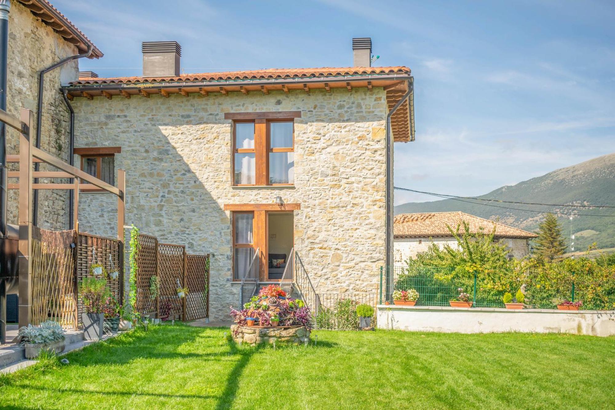 Acogedora Casa Rural Con Jardin Y Barbacoa Proxima A Pamplona Ilzarbe Exterior photo